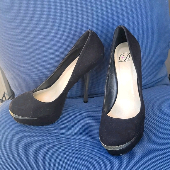 Heels - Picture 2 of 4